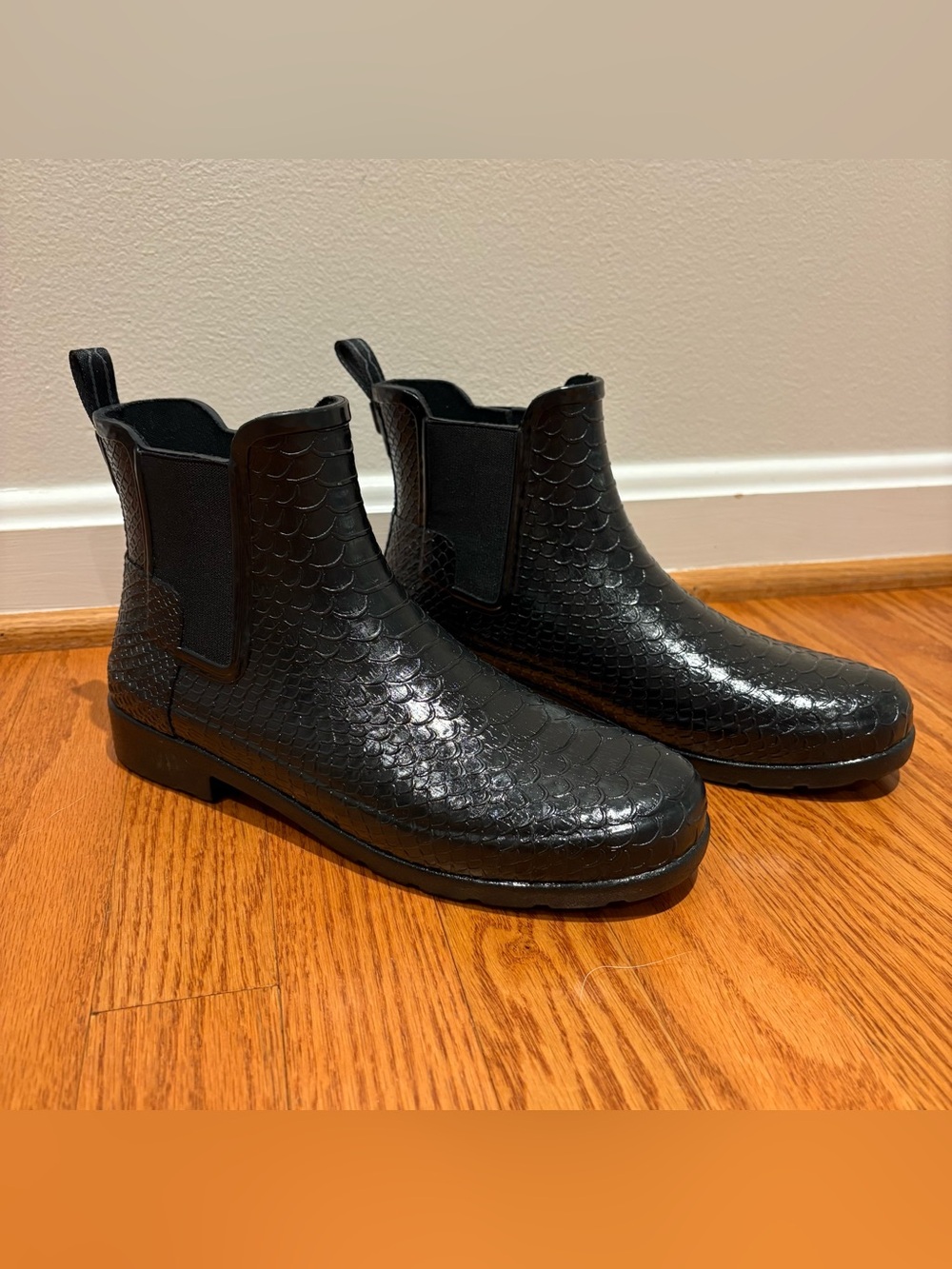 Hunter Refined Textured Scale Chelsea Rain‎ Boots Sz 9 Glossy Black